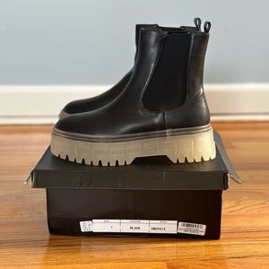 Chunky Gum Sole Chelsea Boots - Black